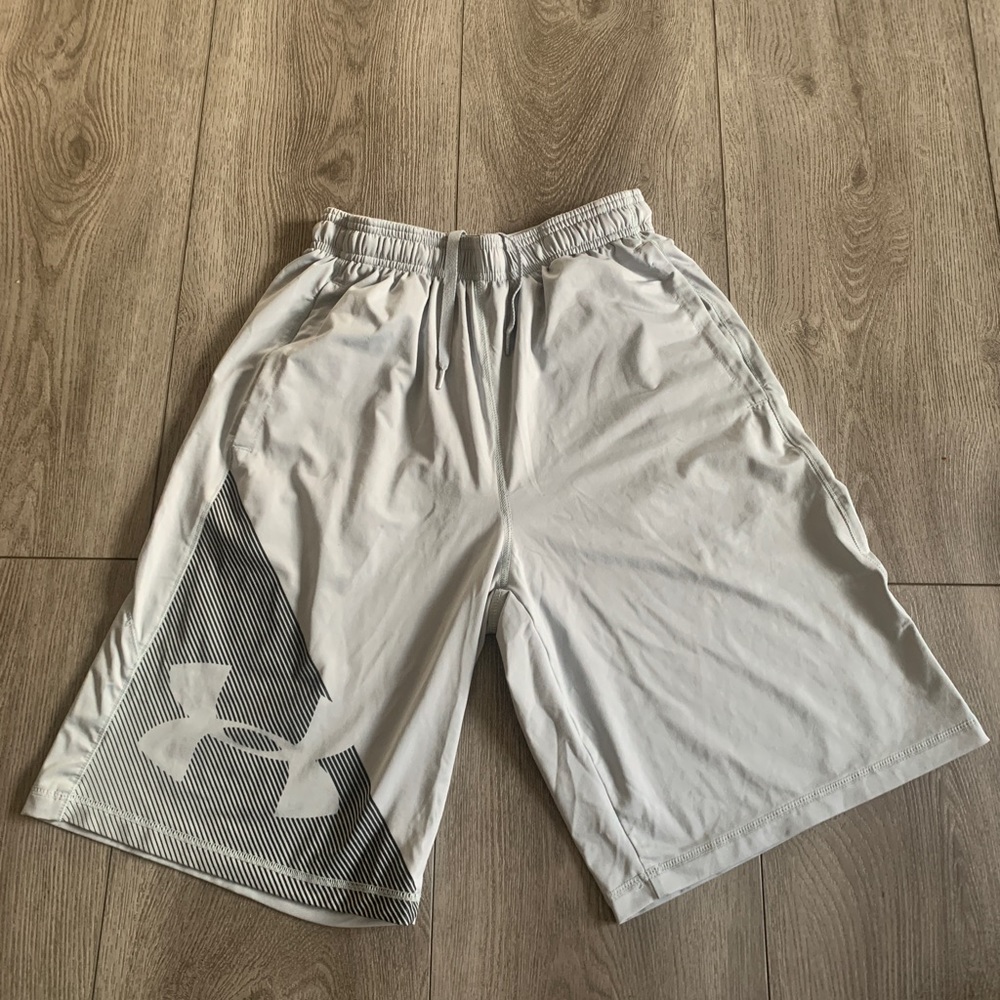 Under Armour mens used size S basketball shorts